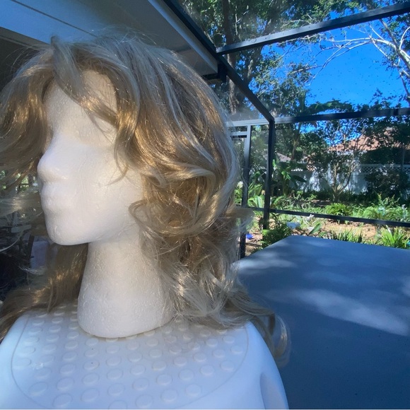 Wig, medium blond, 22”, waves - Picture 6 of 9